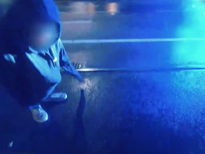 Dívka usnula na bobku uprostřed tramvajového pásu, řidič by ji neměl šanci vidět