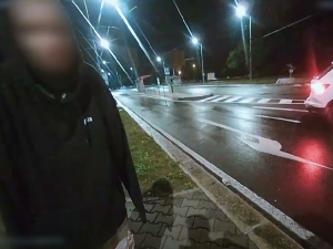 Dívka usnula na bobku uprostřed tramvajového pásu, řidič by ji neměl šanci vidět