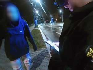 Dívka usnula na bobku uprostřed tramvajového pásu, řidič by ji neměl šanci vidět