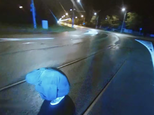 O vlásek unikla tragédii, dívka usnula na bobku uprostřed tramvajového pásu