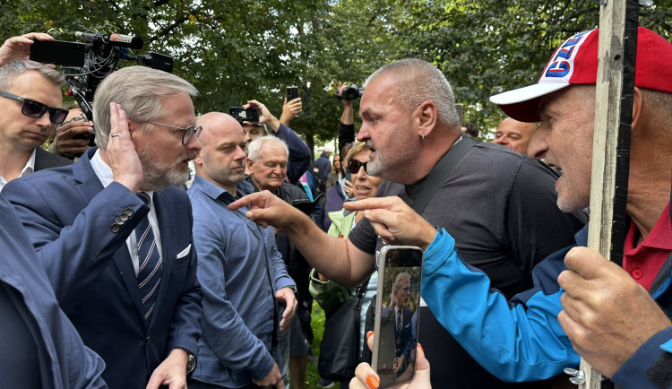 Petr Fiala čelil rozvášněnému davu odpůrců