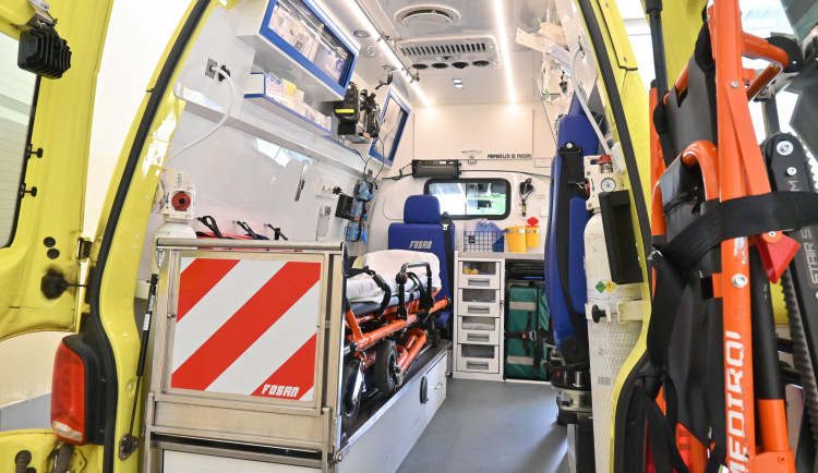 Řidič v Třešti narazil do muže, který vezl kotouč. Zraněný skončil v nemocnici