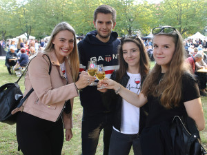 Habrmannovo náměstí ožívá slavnostmi vína. Kromě vín a sektů láká také na burčák