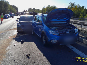 Hromadná nehoda osmi aut ochromila dálnici D5, čtyři lidé skončili v nemocnici