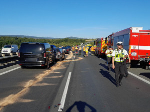 Hromadná nehoda osmi aut ochromila dálnici D5, čtyři lidé skončili v nemocnici