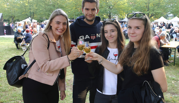 Habrmannovo náměstí ožívá slavnostmi vína. Kromě vín a sektů láká také na burčák, MO Plzeň 4, Doubravka
