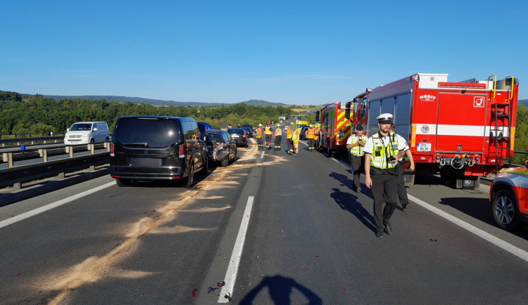 Hromadná nehoda osmi aut ochromila dálnici D5, čtyři lidé skončili v nemocnici