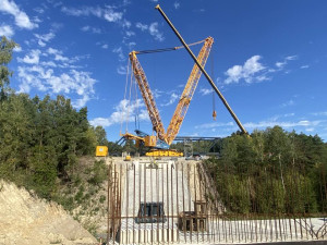 Přípravy na usazení konstrukce, foto: obec Chotíkov