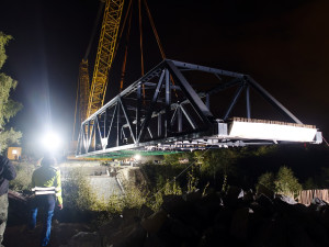 Obří jeřáb usadil 180tunovou konstrukci kdysi největšího svařovaného mostu na světě