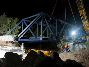Obří jeřáb usadil konstrukci kdysi největšího svařovaného mostu na světě