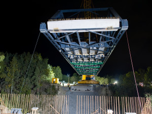 Obří jeřáb usadil konstrukci kdysi největšího svařovaného mostu na světě