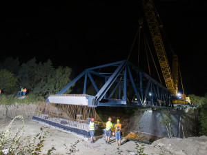 Obří jeřáb usadil konstrukci kdysi největšího svařovaného mostu na světě