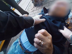 Senior s nemocným srdcem zkolaboval v tramvaji a upadl do bezvědomí