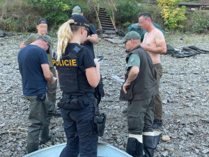 Další policejní razie mezi rybáři na přehradě. Lovci ryb často vstupují na cizí pozemky