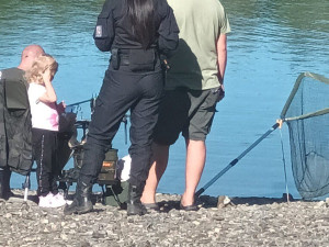 Další policejní razie mezi rybáři na přehradě. Lovci ryb často vstupují na cizí pozemky