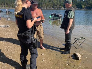 Další policejní razie mezi rybáři na přehradě. Lovci ryb často vstupují na cizí pozemky