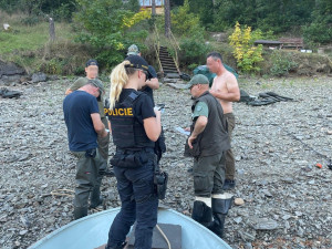 Další policejní razie mezi rybáři na přehradě. Lovci ryb často vstupují na cizí pozemky