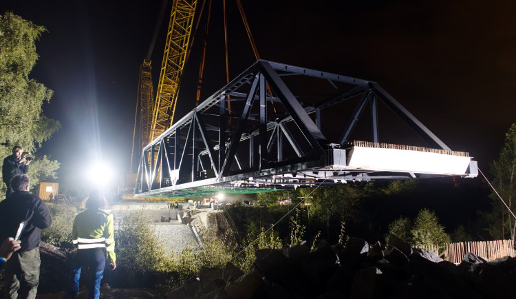 Obří jeřáb usadil konstrukci kdysi největšího svařovaného mostu na světě