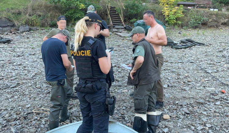 Další policejní razie mezi rybáři na přehradě Hracholusky
