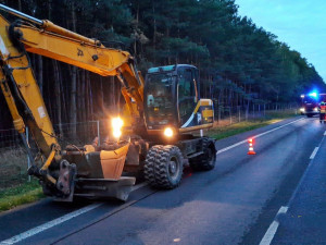 Superb narazil ve vyšší rychlosti do bagru, který jel před ním
