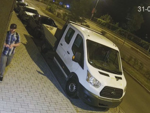 Ve městě řádí žhář a zapaluje popelnice, policie by ráda mluvila s mužem na fotce