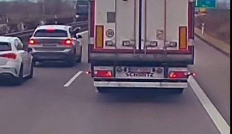Incident na dálnici D5 zachytila bezpečnostní kamera dalšího kamionu