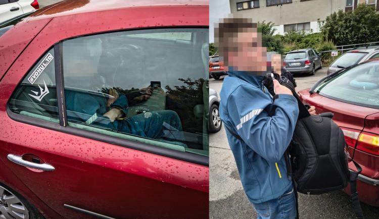 Mladý muž spal na zadním sedadle cizího automobilu