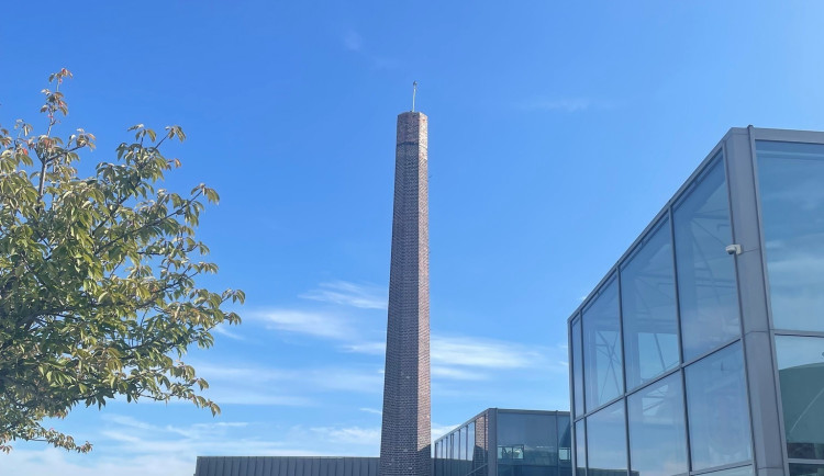 Stavebníci strhli část komína bývalého obchodního domu Breda v Opavě