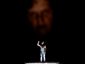 Alfa představuje hyperrealistickou loutkovou miniaturu o výbuchu ropné plošiny