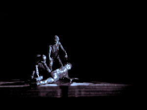 Alfa představuje hyperrealistickou loutkovou miniaturu o výbuchu ropné plošiny