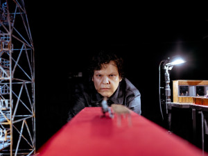 Alfa představuje hyperrealistickou loutkovou miniaturu o výbuchu ropné plošiny