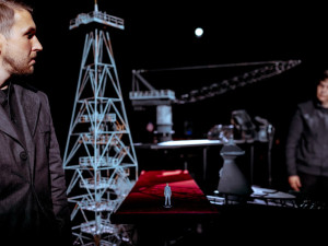 Alfa představuje hyperrealistickou loutkovou miniaturu o výbuchu ropné plošiny