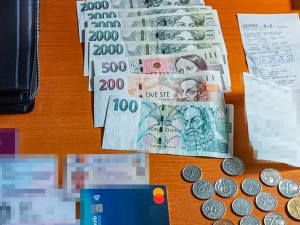 Poctivec našel a řádně odevzdal peněženku naditou penězi i osobními doklady