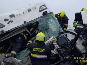 Hrozivá nehoda u čerpací stanice na D5. Srazily se dva kamiony a začalo tam hořet