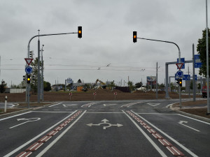 Řidiče děsí na přestavěném obřím kruháči les ze semaforů a vyhlížejí první nehodu