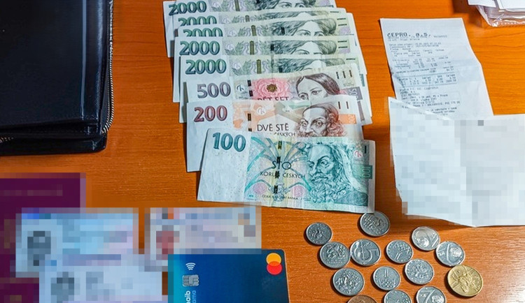 Poctivec našel a řádně odevzdal peněženku naditou penězi i osobními doklady