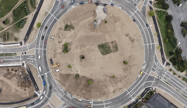 Řidiče děsí na přestavěném obřím kruháči les ze semaforů