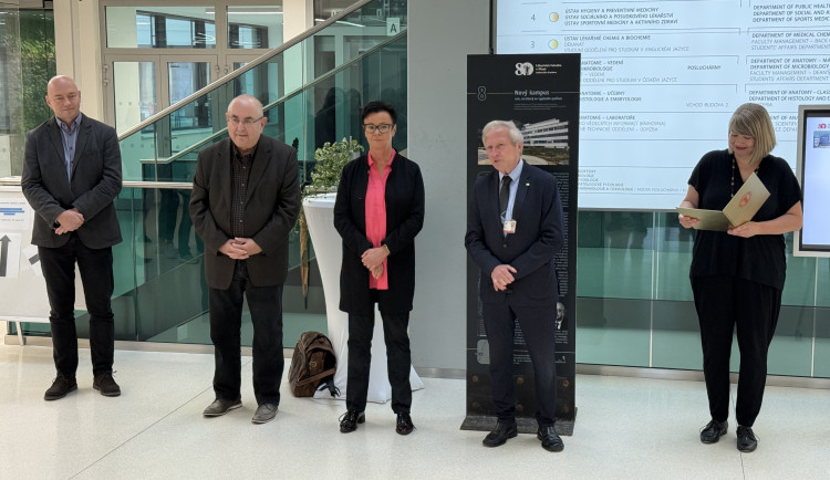 Lékařská fakulta v Plzni otevřela naučnou stezku k 80. výročí svého založení.