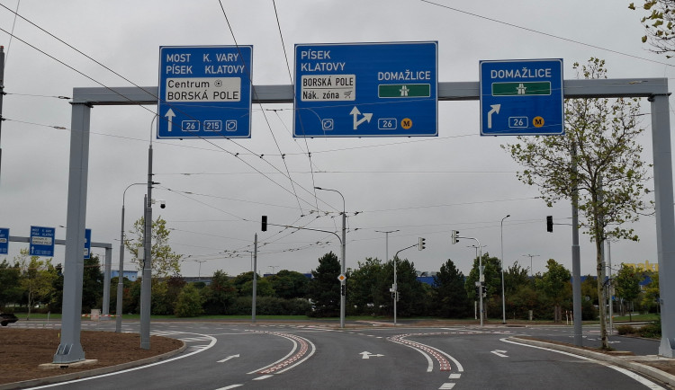 Řidičům v Plzni se ráno otevřela přestavěná nejzatíženější křižovatka ve městě.