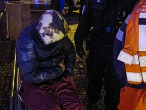 Mladík v Plzni se předávkoval léky, do nemocnice ho převezli záchranáři