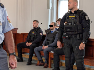 Lékař obžalovaný z vraždy a pokusu o vraždu nejednal v afektu. Na milenku vzal sekeru