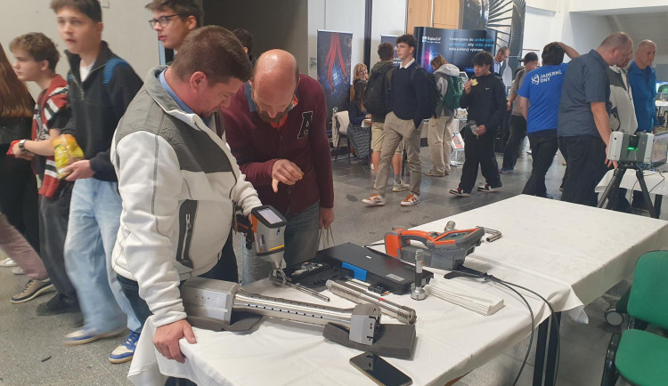 Přiložit skener a už je jasné, o jaký materiál jde