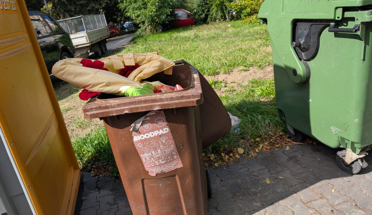 V nádobách na bioodpad mnohdy končí věci, které tam nemají co dělat