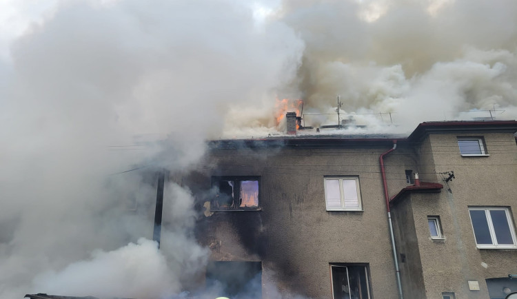 V Bohumíně hořel přístřešek, požár se rozšířil i na blízký dům