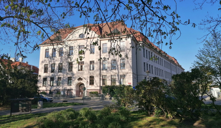 POLITICKÁ KORIDA: Dění na ZŠ Dukelská rozdělilo veřejnost, co si o něm myslí budějovičtí zastupitelé?