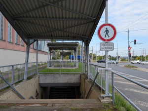Uzavřený podchod hrůzy stále láká podivné existence, letos tam byla i mrtvola