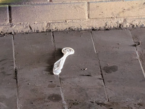 Uzavřený podchod hrůzy stále láká podivné existence, letos tam byla i mrtvola