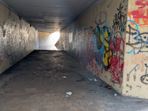 Uzavřený podchod hrůzy stále láká podivné existence, letos tam byla i mrtvola