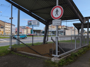 Uzavřený podchod hrůzy stále láká podivné existence, letos tam byla i mrtvola