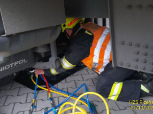 Muž utrpěl devastační zranění nohy, která se mu zaklínila pod kolem kamionu